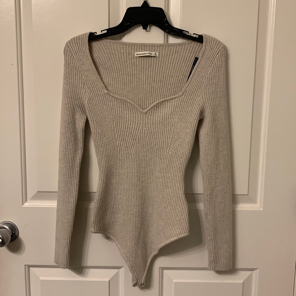 Abercrombie long-Sleeve Sweetheart Neckline Sweater Bodysuit